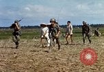 Immagine di Interrogazione sospetti Tan Tru lungo un Vietnam del Sud, 1967, secondo 22 filmato di repertorio 65675025977