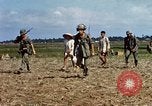 Immagine di Interrogazione sospetti Tan Tru lungo un Vietnam del Sud, 1967, secondo 23 filmato di repertorio 65675025977