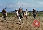 Immagine di Interrogazione sospetti Tan Tru lungo un Vietnam del Sud, 1967, secondo 24 filmato di repertorio 65675025977