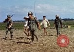 Immagine di Interrogazione sospetti Tan Tru lungo un Vietnam del Sud, 1967, secondo 25 filmato di repertorio 65675025977