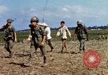 Immagine di Interrogazione sospetti Tan Tru lungo un Vietnam del Sud, 1967, secondo 26 filmato di repertorio 65675025977
