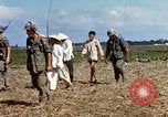 Immagine di Interrogazione sospetti Tan Tru lungo un Vietnam del Sud, 1967, secondo 27 filmato di repertorio 65675025977