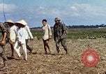 Immagine di Interrogazione sospetti Tan Tru lungo un Vietnam del Sud, 1967, secondo 28 filmato di repertorio 65675025977
