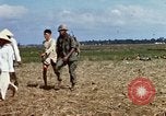 Immagine di Interrogazione sospetti Tan Tru lungo un Vietnam del Sud, 1967, secondo 29 filmato di repertorio 65675025977