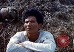 Immagine di Interrogazione sospetti Tan Tru lungo un Vietnam del Sud, 1967, secondo 30 filmato di repertorio 65675025977