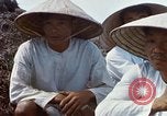 Immagine di Interrogazione sospetti Tan Tru lungo un Vietnam del Sud, 1967, secondo 38 filmato di repertorio 65675025977