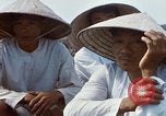 Immagine di Interrogazione sospetti Tan Tru lungo un Vietnam del Sud, 1967, secondo 39 filmato di repertorio 65675025977