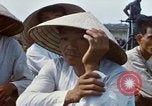 Immagine di Interrogazione sospetti Tan Tru lungo un Vietnam del Sud, 1967, secondo 41 filmato di repertorio 65675025977