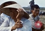 Immagine di Interrogazione sospetti Tan Tru lungo un Vietnam del Sud, 1967, secondo 42 filmato di repertorio 65675025977