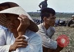 Immagine di Interrogazione sospetti Tan Tru lungo un Vietnam del Sud, 1967, secondo 43 filmato di repertorio 65675025977