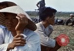 Immagine di Interrogazione sospetti Tan Tru lungo un Vietnam del Sud, 1967, secondo 44 filmato di repertorio 65675025977