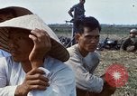 Immagine di Interrogazione sospetti Tan Tru lungo un Vietnam del Sud, 1967, secondo 46 filmato di repertorio 65675025977