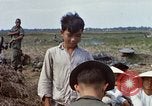 Immagine di Interrogazione sospetti Tan Tru lungo un Vietnam del Sud, 1967, secondo 48 filmato di repertorio 65675025977