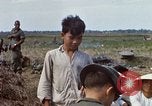 Immagine di Interrogazione sospetti Tan Tru lungo un Vietnam del Sud, 1967, secondo 49 filmato di repertorio 65675025977
