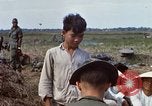 Immagine di Interrogazione sospetti Tan Tru lungo un Vietnam del Sud, 1967, secondo 50 filmato di repertorio 65675025977