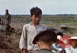 Immagine di Interrogazione sospetti Tan Tru lungo un Vietnam del Sud, 1967, secondo 51 filmato di repertorio 65675025977
