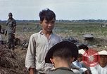 Immagine di Interrogazione sospetti Tan Tru lungo un Vietnam del Sud, 1967, secondo 52 filmato di repertorio 65675025977