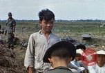 Immagine di Interrogazione sospetti Tan Tru lungo un Vietnam del Sud, 1967, secondo 53 filmato di repertorio 65675025977