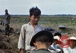 Immagine di Interrogazione sospetti Tan Tru lungo un Vietnam del Sud, 1967, secondo 54 filmato di repertorio 65675025977