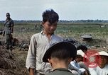 Immagine di Interrogazione sospetti Tan Tru lungo un Vietnam del Sud, 1967, secondo 55 filmato di repertorio 65675025977