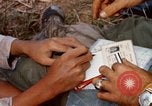 Immagine di Interrogazione sospetti Tan Tru lungo un Vietnam del Sud, 1967, secondo 56 filmato di repertorio 65675025977