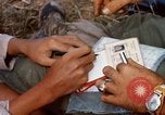 Immagine di Interrogazione sospetti Tan Tru lungo un Vietnam del Sud, 1967, secondo 57 filmato di repertorio 65675025977
