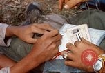 Immagine di Interrogazione sospetti Tan Tru lungo un Vietnam del Sud, 1967, secondo 58 filmato di repertorio 65675025977