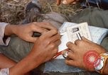 Immagine di Interrogazione sospetti Tan Tru lungo un Vietnam del Sud, 1967, secondo 60 filmato di repertorio 65675025977