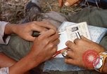 Immagine di Interrogazione sospetti Tan Tru lungo un Vietnam del Sud, 1967, secondo 61 filmato di repertorio 65675025977