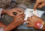 Immagine di Interrogazione sospetti Tan Tru lungo un Vietnam del Sud, 1967, secondo 62 filmato di repertorio 65675025977