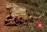 Immagine di Booby intrappolato Viet Cong rimane Il Vietnam, 1967, secondo 8 filmato di repertorio 65675025979