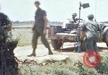 Immagine di Booby intrappolato Viet Cong rimane Il Vietnam, 1967, secondo 18 filmato di repertorio 65675025979