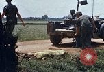 Immagine di Booby intrappolato Viet Cong rimane Il Vietnam, 1967, secondo 19 filmato di repertorio 65675025979
