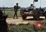 Immagine di Booby intrappolato Viet Cong rimane Il Vietnam, 1967, secondo 24 filmato di repertorio 65675025979
