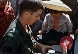 Immagine di I civili trattate sotto di noi medici azione civica programma (MEDCAP) Il Vietnam, 1967, secondo 15 filmato di repertorio 65675025981