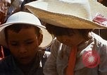 Immagine di I civili trattate sotto di noi medici azione civica programma (MEDCAP) Il Vietnam, 1967, secondo 26 filmato di repertorio 65675025981