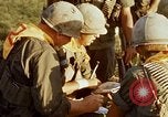 Immagine di Soldati informato Tan Tru Vietnam, 1967, secondo 59 filmato di repertorio 65675025982