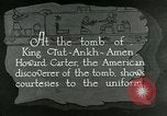 Standbild Howard Carter im King Tut Grab Ägypten, 1923, aus Sekunde 8 historischem Filmmaterial Videoclip 65675025991