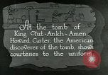 Standbild Howard Carter im King Tut Grab Ägypten, 1923, aus Sekunde 9 historischem Filmmaterial Videoclip 65675025991