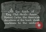 Standbild Howard Carter im King Tut Grab Ägypten, 1923, aus Sekunde 11 historischem Filmmaterial Videoclip 65675025991