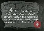 Standbild Howard Carter im King Tut Grab Ägypten, 1923, aus Sekunde 14 historischem Filmmaterial Videoclip 65675025991