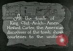 Standbild Howard Carter im King Tut Grab Ägypten, 1923, aus Sekunde 15 historischem Filmmaterial Videoclip 65675025991