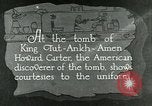 Standbild Howard Carter im King Tut Grab Ägypten, 1923, aus Sekunde 16 historischem Filmmaterial Videoclip 65675025991