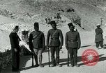 Standbild Howard Carter im King Tut Grab Ägypten, 1923, aus Sekunde 19 historischem Filmmaterial Videoclip 65675025991