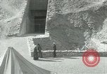 Standbild Howard Carter im King Tut Grab Ägypten, 1923, aus Sekunde 20 historischem Filmmaterial Videoclip 65675025991