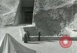 Standbild Howard Carter im King Tut Grab Ägypten, 1923, aus Sekunde 22 historischem Filmmaterial Videoclip 65675025991
