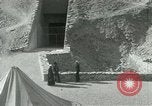 Standbild Howard Carter im King Tut Grab Ägypten, 1923, aus Sekunde 23 historischem Filmmaterial Videoclip 65675025991
