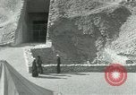 Standbild Howard Carter im King Tut Grab Ägypten, 1923, aus Sekunde 25 historischem Filmmaterial Videoclip 65675025991