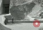 Standbild Howard Carter im King Tut Grab Ägypten, 1923, aus Sekunde 26 historischem Filmmaterial Videoclip 65675025991
