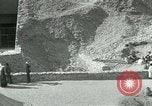 Standbild Howard Carter im King Tut Grab Ägypten, 1923, aus Sekunde 27 historischem Filmmaterial Videoclip 65675025991